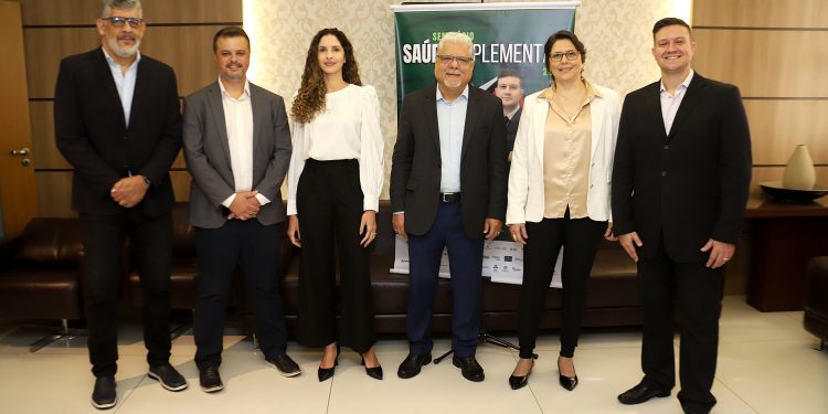 Maurício Tadeu Morais (diretor do CSP-MG), Wellerson Castro (vice-presidente do Sincor-MG), Bruna Rios (representante da Comissão de Benefícios do SindSeg MG/GO/MT/DF), João Paulo Mello (presidente do CSP-MG), Kátia O’Donnell (especialista da área Jurídica da CNseg, representando também a FenaSaúde) e Marcus Braz (diretor-adjunto de Fiscalização da ANS)